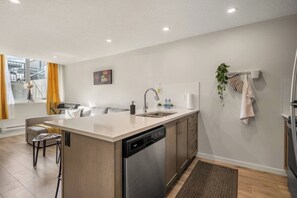 Interior - Cozy King Suite with AC & Free Banff Park Pass (Calgary)