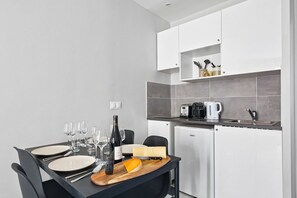 Microwave, coffee/tea maker, toaster - TheBlueStay 253 - Cozy apartment - Paris 12th (Paris)