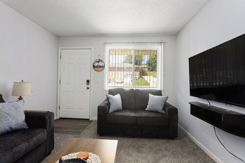 4867  2BR  apt/15 minutes from airport/Downtown