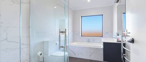 Douche, serviettes fournies, savon, papier de toilette