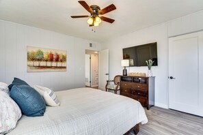 3 bedrooms, internet, bed sheets - Group-Friendly Oasis Near Roper Lake State Park! (Safford)