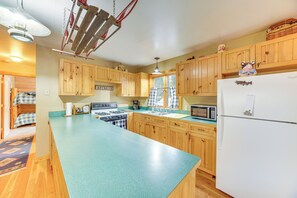 Private kitchen - Riverside St Regis Cabin w/ Fire Pit + Grill (St Regis)