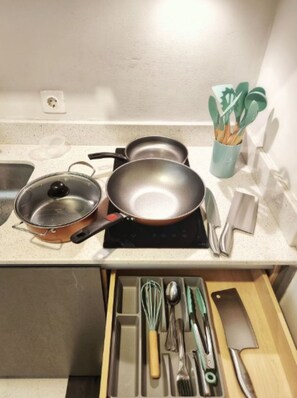 อพาร์ทเมนท์, 3 ห้องนอน, วิวเมือง | ครัวส่วนตัว | ตู้เย็น, ไมโครเวฟ, เตาประกอบอาหาร, เครื่องครัว/จาน/ช้อนส้อม