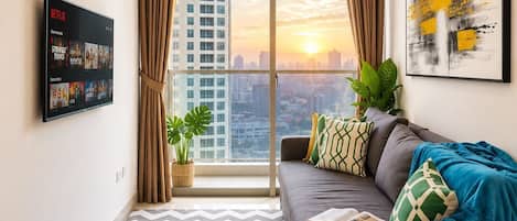 Apartment, 3 Bedrooms, City View | Living area