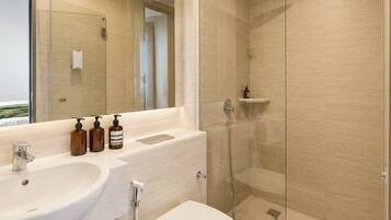 Apartemen, 3 kamar tidur, pemandangan kota | Kamar mandi | Shower, perlengkapan mandi gratis, pengering rambut, dan handuk