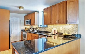 Geladeira, micro-ondas, cooktop, lava-louças
