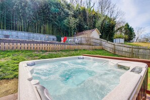Outdoor spa tub - 3 Mi to UT & Market Square: Poolside Retreat! (Knoxville)