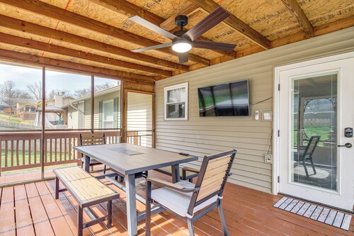 3 Mi to UT & Market Square: Poolside Retreat!