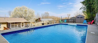 3 Mi to UT & Market Square: Poolside Retreat!