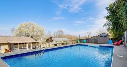 3 Mi to UT & Market Square: Poolside Retreat!