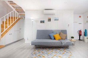 Living area - GuestReady - Beachside House with Ocean View (Ponta Delgada)