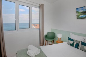 3 bedrooms, iron/ironing board, internet, bed sheets - GuestReady - Beachside house with ocean view (Ponta Delgada)