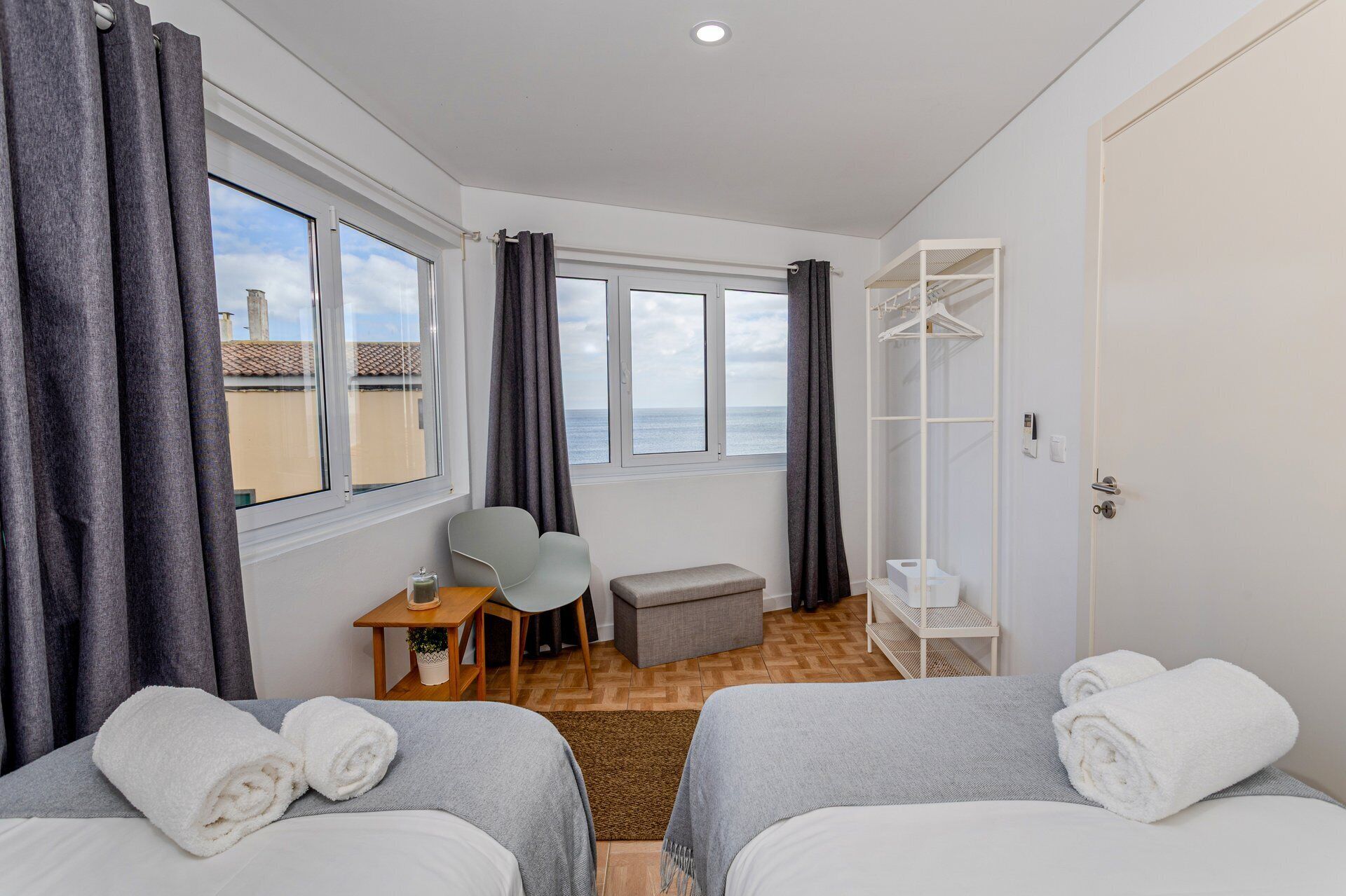 3 habitaciones, tabla de planchar con plancha, internet y ropa de cama 