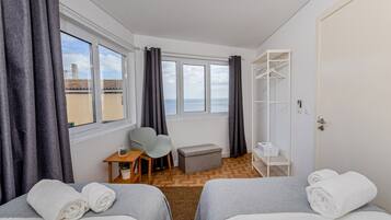 3 habitaciones, tabla de planchar con plancha, internet y ropa de cama