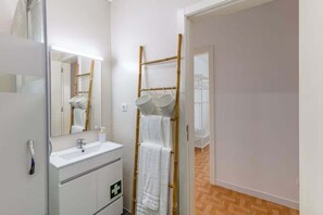 Bathroom - GuestReady - Beachside House with Ocean View (Ponta Delgada)
