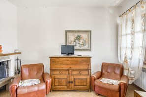 Classic House, 2 Bedrooms | Living room - Holiday Home in Citerna Near Castello Bufalini (Citerna)