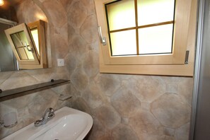 Comfort chalet, 2 slaapkamers | Badkamer