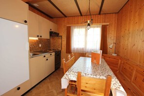 Classic Chalet, 3 Bedrooms | Private kitchen | Oven, coffee/tea maker - Holiday Home in Nysted by Baltic Sea (Saas-Balen)