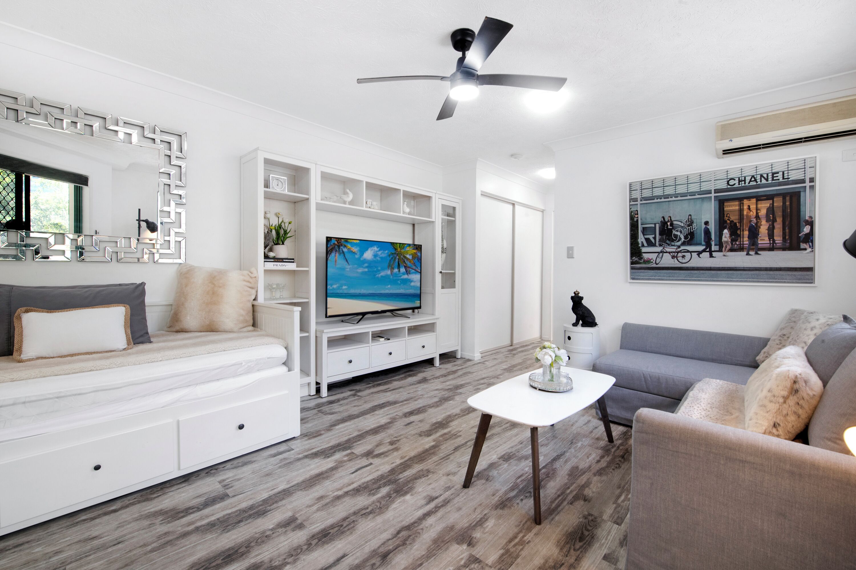 Huge Private Patio  Pet Friendly | Walk To Surfers & Beach | Chevron Island - Gold Coast