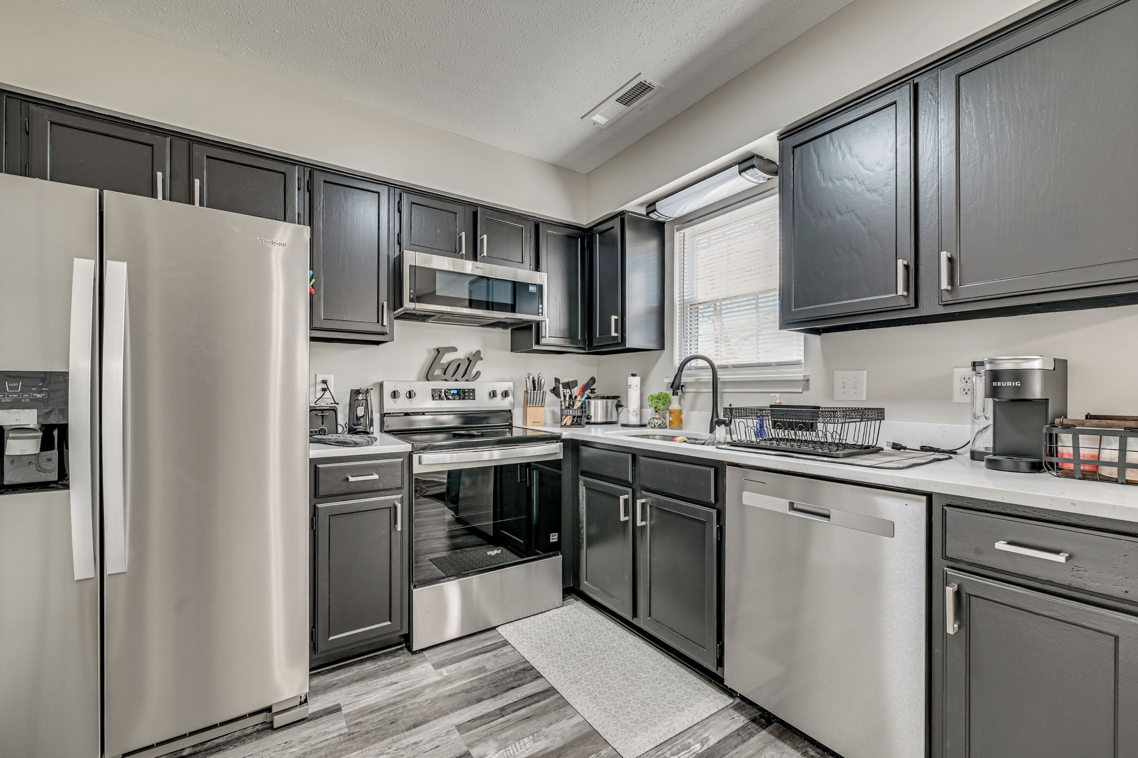 Fridge, microwave, stovetop, dishwasher