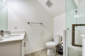 Hair dryer, towels - Brand New Tampa House w/ Private Yard! (Tampa)