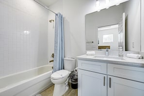 Hair dryer, towels - Brand New Tampa House w/ Private Yard! (Tampa)