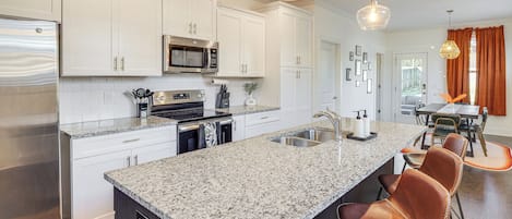 Geladeira, micro-ondas, cooktop, lava-louças