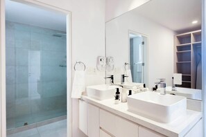 Shower, hair dryer, towels, shampoo - 3BR Rooftop & Pool in Marea (Cabo San Lucas)