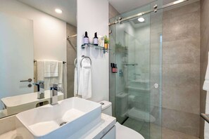 Dusche, Haartrockner, Handtücher, Shampoo