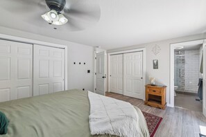 Room - Modern Forest Escape, Near Lake Stevens & Hikes (Lake Stevens)