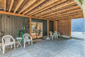 Terrace/patio - Modern Forest Escape, Near Lake Stevens & Hikes (Lake Stevens)