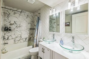 Hair dryer, towels - Modern Forest Escape, Near Lake Stevens & Hikes (Lake Stevens)
