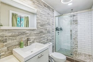 Hair dryer, towels - Modern Forest Escape, Near Lake Stevens & Hikes (Lake Stevens)