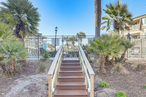 Property grounds - Golden Mile Getaway Steps from the Beach (Myrtle Beach)