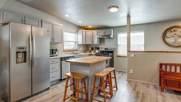 Fridge, microwave, stovetop, dishwasher