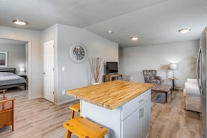 2 bedrooms, iron/ironing board, Internet, bed sheets - Mountain Basecamp Near Red Rocks (Golden)