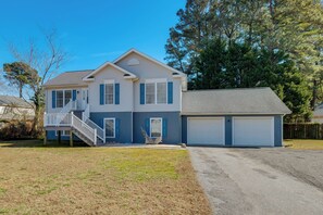 Exterior - Waterfront Gem w/ Deck & Views on Chesapeake Bay! (Reedville)