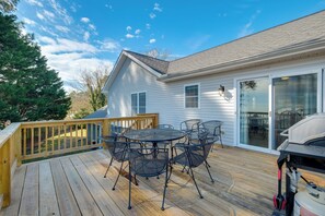 Outdoor dining - Waterfront Gem w/ Deck & Views on Chesapeake Bay! (Reedville)