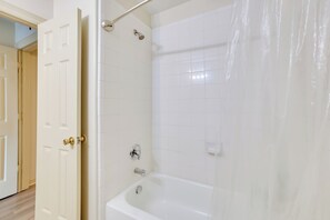Hair dryer, towels - Ideal Location 4 Mi to Med Center! Houston Duplex (Houston)