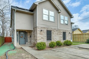 Exterior - Ideal Location 4 Mi to Med Center! Houston Duplex (Houston)