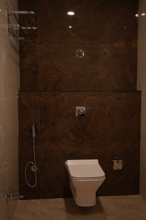 Phòng đơn tiện nghi đơn giản, ban công, quang cảnh thành phố | Phòng tắm