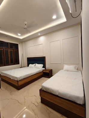 Comfort Single Room, Balcony, City View - Maruti Nandan Guest House  (Varanasi)