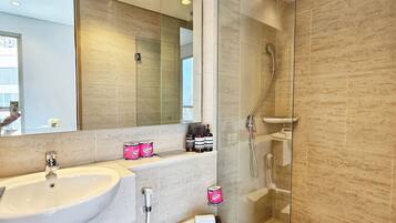 Shower, perlengkapan mandi gratis, pengering rambut, dan handuk