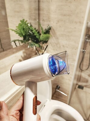 Shower, perlengkapan mandi gratis, pengering rambut, dan handuk