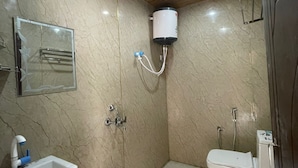 Un bagno con il water, lavandino, specchio e doccia.