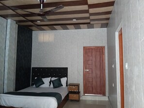 Deluxe Room - Premji Hotel And Restaurant (Phata)