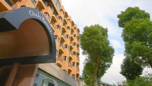 L’extérieur de l’hôtel Oataki Resort présente une architecture remarquable, avec une série de balcons et une enseigne bien visible.