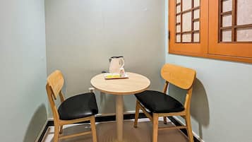 Deluxe Twin Room | Dining