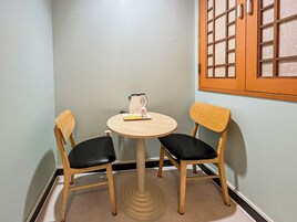 Deluxe-Zweibettzimmer | Speisen