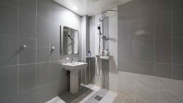 Family Triple Room | Bathroom